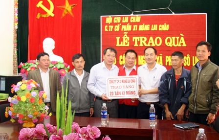 Đại diện lãnh đạo Công Cổ phần xi măng Lai Châu, Hội Chữ thập đỏ tỉnh, huyện Sìn Hồ trao xi măng cho bà con xã Phăng Xô Lin