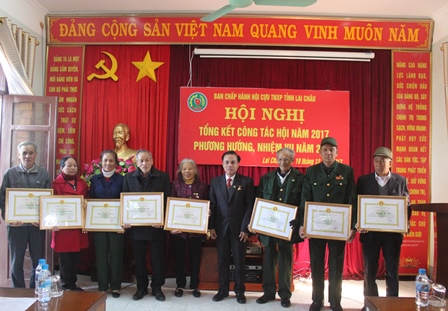   Đồng chí Đào Văn Minh - Phó Chủ tịch Hội cựu TNXP tỉnh  tặng Giấy khen cho các cá nhân có thành tích xuất sắc