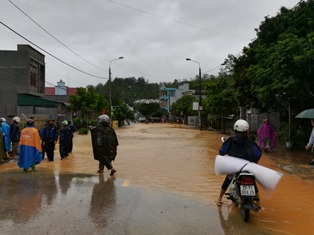 Đường quốc lộ 32 đoạn khu 10 thị trấn Than Uyên bị ngập do mưa lũ