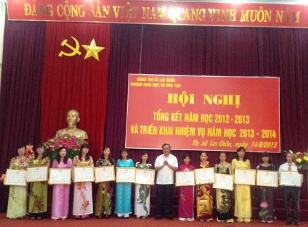 Đ/c Lò Văn Chỉnh - Ủy viên BTV Tỉnh ủy, Bí thư Thị ủy trao Giấy Chứng nhận của UBND Tỉnh cho các tập thể đạt danh hiệu LĐXS năm học 2012 - 2013