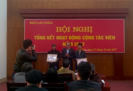 Đồng chí Khoàng Văn Thành,TBT Báo Lai Châu tặng Giấy khen  cho tập thể và cá nhân có thành tích xuất sắc trong công tác phối hợp  tuyên truyền và hoạt động cộng tác viên năm 2017