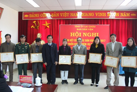 Đồng chí Chu Lê Chinh, UVBTV, Trưởng ban Dân vận Tỉnh ủy tặng giấy khen cho 9 tập thể xuất sắc trong công tác dân vận năm 2017