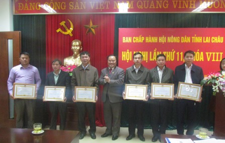 Đồng chí Mùa A Trừ, TUV, Chủ tịch Hội Nông dân tỉnh trao tặng Bàng khen cho các tập thể có thành tích xuất sắc