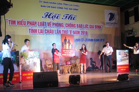 Phần thi chào hỏi của đội huyện Than Uyên