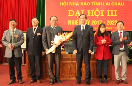 Đồng chí Vũ Văn Hoàn, Phó Bí thư Tỉnh ủy, Chủ tịch HĐND tỉnh tặng hoa chúc mừng BCH Hội Nhà báo tỉnh Lai Châu khóa mới