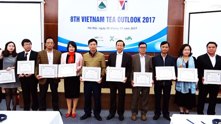 Đại diện Công ty Cổ phần Đầu tư Phát triển chè Tam Đường (thứ 3 từ phải sang) đón chứng nhận của Hiệp hội chè Việt Nam
