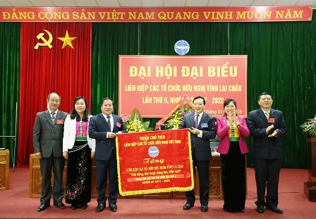 Lãnh đạo Liên hiệp các tổ chức hữu nghị Việt Nam  trao tặng Bức trướng chúc mừng Đại hội