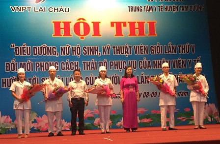Lãnh đạo TTYT huyện và chi nhánh VNPT Tam Đường tặng hoa cho các đội thi