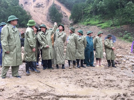 Phó Thủ tướng Chính phủ cùng đoàn công tác đã thị sát khu nuôi cá nước lạnh  tại bản Chu Va 12, xã Sơn Bình, huyện Tam Đường