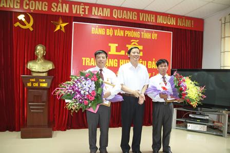 Đồng chí Vũ Văn Hoàn - Phó Bí thư Tỉnh ủy, Chủ tịch HĐND tỉnh trao Huy hiệu 30 năm tuổi Đảng cho 2 đảng viên