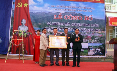 Đồng chí Bùi Từ Thiện - Ủy viên Ban Thường vụ Tỉnh ủy, Phó Chủ tịch HĐND tỉnh trao Bằng công nhận của UBND tỉnh cho xã Mường Mít  đạt chuẩn nông thôn mới năm 2017