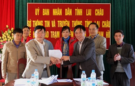   Các đồng chí lãnh đạo hai đơn vị ký biên bản bàn giao  tại xã Kan Hồ, huyện Mường Tè