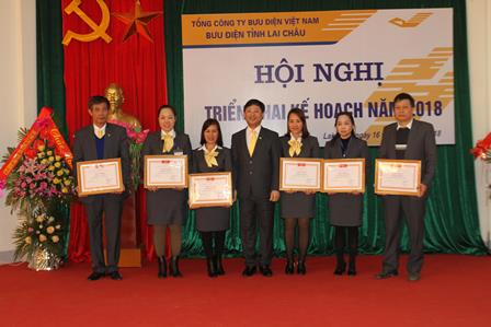 Lãnh đạo Bưu điện Việt Nam tặng Giấy khen cho các đơn vị xuất sắc