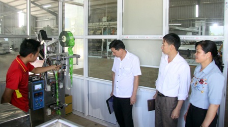 Các đại biểu tham quan hệ thống máy móc sản xuất bột trà xanh Matcha của Công ty Cổ phần Đầu tư phát triển chè Tam Đường