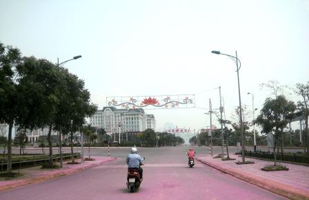 Các tuyến đường cạnh Quảng trường Nhân dân đã và được trang trí chuẩn bị cho Lễ kỷ niệm