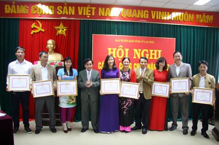 Lãnh đạo Ban Tuyên giáo Tỉnh ủy tặng Giấy khen cho các cá nhân có thành tích xuất sắc trong thực hiện nhiệm vụ năm 2016