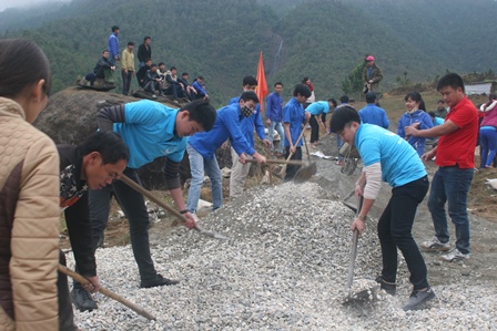 Các ĐVTN tham gia làm đường giao thông nông thôn tại bản Chu Va 8 (xã Sơn Bình, huyện Tam Đường)