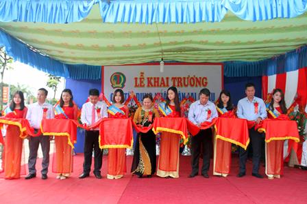 Lãnh đạo Ngân hàng hợp tác xã Việt Nam, Hiệp hội Quỹ TDND Việt Nam, Ngân hàng Nhà nước Chi nhánh tỉnh, Quỹ TDND Lai Châu cắt băng khai trương Quỹ TDND Lai Châu