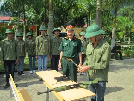 Kiểm tra tháo lắp súng đối với học sinh trường PTDT nội trú huyện Tam Đường