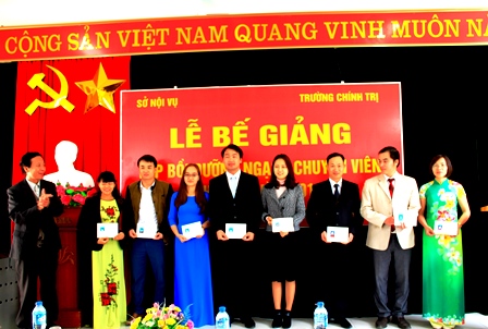   Đồng chí Đinh Quốc Hùng - Hiệu trưởng Trường Chính trị tỉnh trao chứng chỉ cho các học viên đã hoàn thành khóa học
