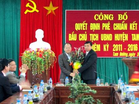 Đồng chí Hoàng Thọ Trung - Bí thư huyện ủy Tam Đường tặng hoa chúc mừng đồng chí Từ Hữu Hà