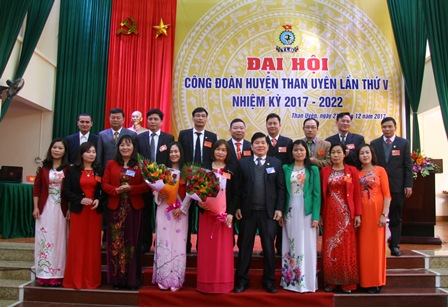   Lãnh đạo huyện Than Uyên và Liên đoàn Lao động tỉnh tặng hoa  chúc mừng Ban Chấp hành Công đoàn huyện Than Uyên khóa V,  nhiệm kỳ 2017-2022