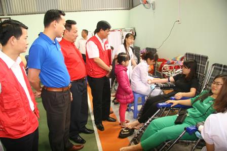 Các đồng chí lãnh đạo huyện, Hội Chữ thập đỏ tỉnh thăm hỏi người hiến máu