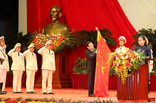 Chủ tịch nước Trương Tấn Sang thay mặt Lãnh đạo Đảng, Nhà nước trao Huân chương Sao Vàng cho lực lượng Công an nhân dân tại Lễ Kỷ niệm 70 năm Ngày truyền thống Công an nhân dân (19/8/1945 - 19/8/2015)... (ảnh: