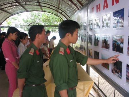 Giáo dục truyền thống của Đảng thông qua hình ảnh trực quan ở Bộ CHQS tỉnh Lai Châu (Ảnh: Thế Thành)