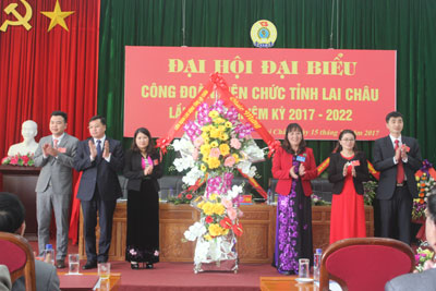 Đồng chí Nguyễn Thị Thiện, TUV, Chủ tịch Liên đoàn Lao động tỉnh  tặng hoa chúc mừng Đại hội (ảnh: BLC)
