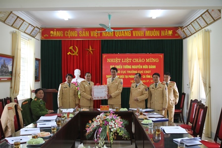 Thiếu tướng Nguyễn Hữu Dánh - Phó Cục trưởng Cục Cảnh sát giao thông tặng quà cho các cán bộ, chiến sỹ Phòng Cảnh sát giao thông tỉnh
