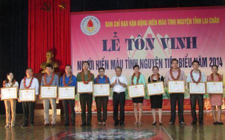  Đồng chí Nguyễn Chương, TUV, Phó Chủ tịch UBND tỉnh trao Bằng khen cho các tập thể có thành tích xuất sắc trong phong trào hiến máu tình nguyện tỉnh Lai Châu năm 2014
