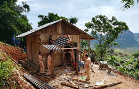 Cán bộ, chiến sỹ Phòng CSGT công an tỉnh Lai Châu dựng bếp cho gia đình chị Hờ Thị Vá