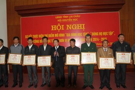 Đồng chí Tống Thanh Hải, UVBTV Tỉnh ủy - Phó Chủ tịch UBND tỉnh tặng giấy khen cho các gia đình, dòng họ, cộng đồng đơn vị học tập