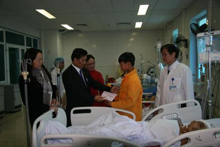 Đồng chí Chu Lê Chinh - UVBTV, Trưởng Ban Dân vận Tỉnh ủy cùng lãnh đạo Sở Y tế, Hội Chữ thập đỏ tỉnh thăm hỏi, tặng quà gia đình có bệnh nhân nặng điều trị tại Bệnh viện Đa khoa tỉnh