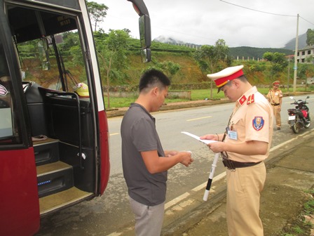 Lực lượng Cảnh sát giao thông kiểm tra điều kiện an toàn đối với xe chở khách