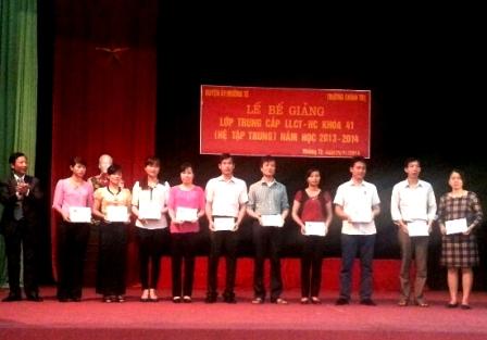 Đồng chí Đinh Quốc Hùng - Hiệu trưởng Trường Chính trị tỉnh trao bằng tốt nghiệp cho các học viên
