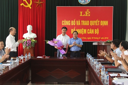 Đồng chí Tổng Thanh Hải - UVBTV Tỉnh ủy, Phó Chủ tịch UBND tỉnh trao Quyết định cho đồng chí Nguyễn Quang Khoa