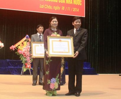 Cô giáo Tẩn Mí Khé - Phó Giám đốc Sở GD - ĐT đón nhận  danh hiệu cao quý: Nhà giáo Ưu tú