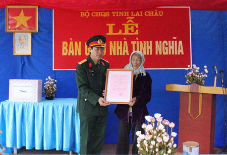 Lãnh đạo Bộ Chỉ huy Quân sự tỉnh trao nhà tình nghĩa cho gia đình bà Phạm Thị Biết - vợ liệt sỹ ở khu 32, thị trấn Tân Uyên