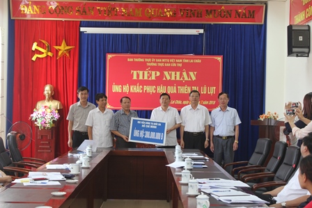 Đại diện Học viên Chính trị Quốc gia Hồ Chí Minh ủng hộ 300 triệu đồng thông qua MTTQ tỉnh