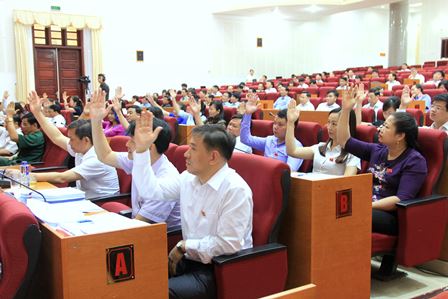 Đại biểu HĐND tỉnh biểu quyết thông qua các Nghị quyết kỳ họp