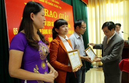 Đồng chí Trần Đức Vương - Ủy viên BTV Tỉnh ủy, Trưởng ban Tuyên giáo Tỉnh ủy, Trưởng ban Tổ chức Cuộc thi trao giải nhất, nhì cho các tác giả