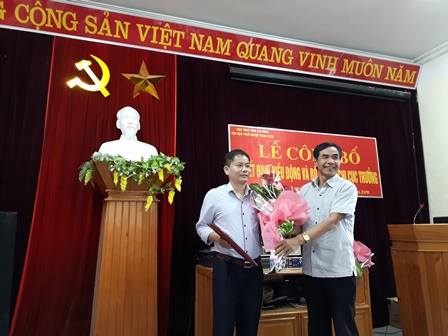 Đồng chí Nguyễn Anh Tuấn - Phó Cục trưởng Cục Thuế tỉnh Lai Châu tặng hoa chúc mừng
