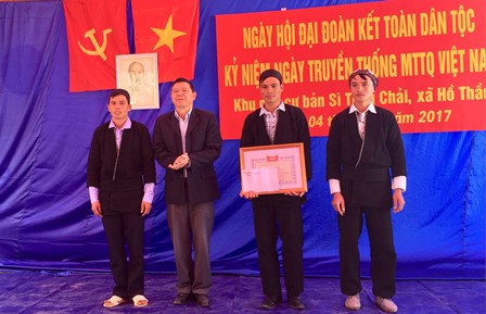 Đồng chí Tẩn Vản Pao, UVBTV Tỉnh ủy, Chủ tịch Ủy ban MTTQ Việt Nam tỉnh Lai Châu tặng Bằng khen cho Nhân dân bản Sì Thâu Chải