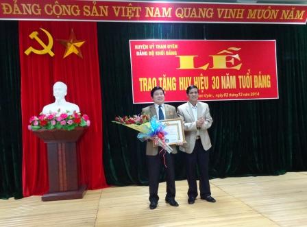 Đ/c Nguyễn Ngọc Dũng, TUV, Bí thư HU Than Uyên đón nhận Huy hiệu 30 năm tuổi Đảng