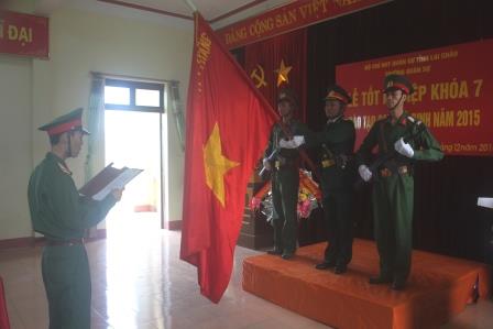 Học viên lớp đào tạo tuyên thệ dưới quân kỳ Quyết thắng