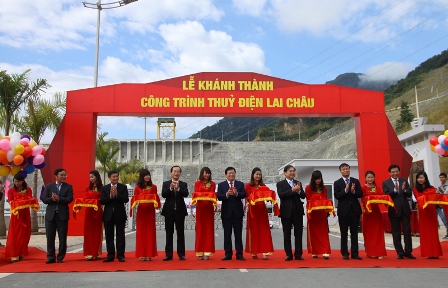 Lễ cắt băng khánh thành nhà máy