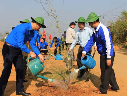 Các đồng chí lãnh đạo đại Tỉnh đoàn, huyện Phong Thổ trồng cây hưởng ứng Tết trồng cây đời đời nhớ ơn Bác Hồ xuân Mậu Tuất