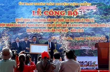 Đồng chí Tống Thanh Hải, UVBTV Tỉnh ủy, Phó Chủ tịch UBND tỉnh trao Quyết định của Thủ tướng Chính phủ cho lãnh đạo huyện Nậm Nhùn